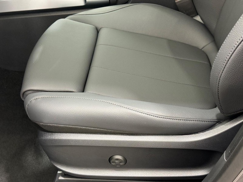 Mercedes-Benz GLB Vehicle Image 16