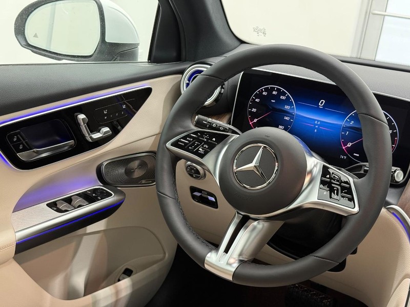 Mercedes-Benz GLC Vehicle Image 8