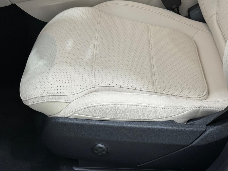 Mercedes-Benz GLC Vehicle Image 16