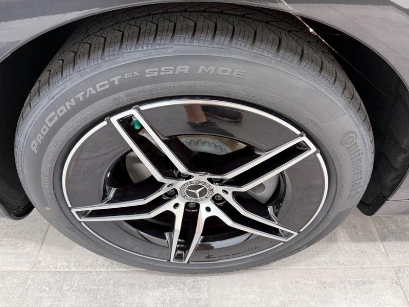Mercedes-Benz E-Class Vehicle Image 3