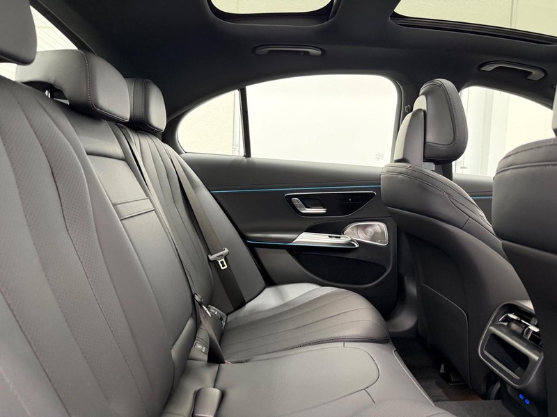 Mercedes-Benz E-Class Vehicle Image 5