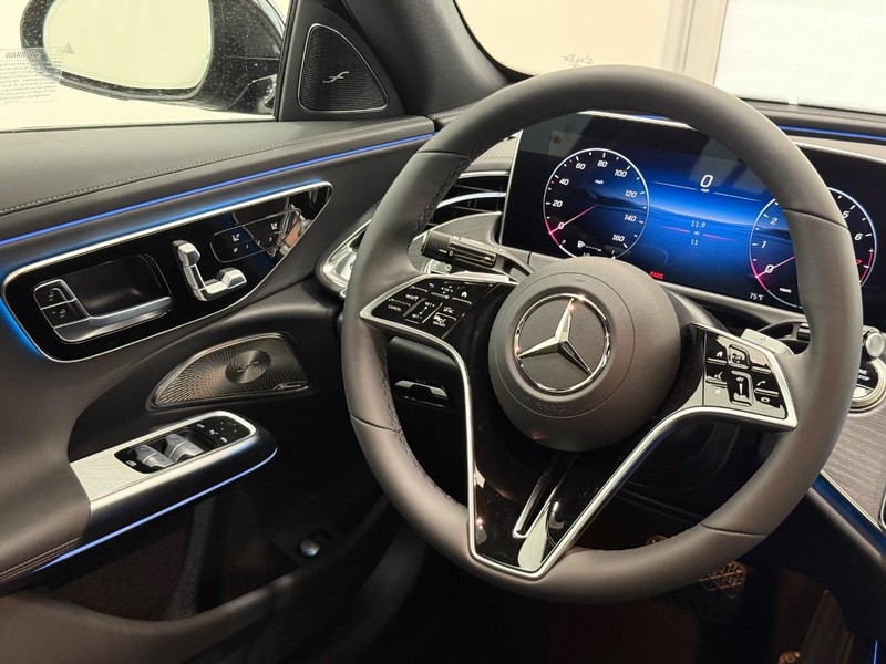 Mercedes-Benz E-Class Vehicle Image 8