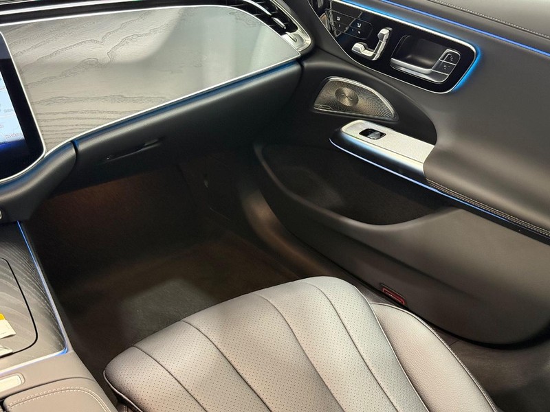 Mercedes-Benz E-Class Vehicle Image 9