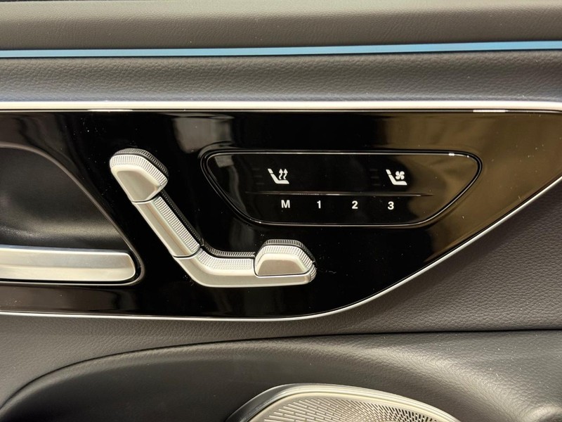 Mercedes-Benz E-Class Vehicle Image 10