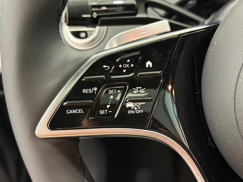 Mercedes-Benz E-Class Vehicle Image 11