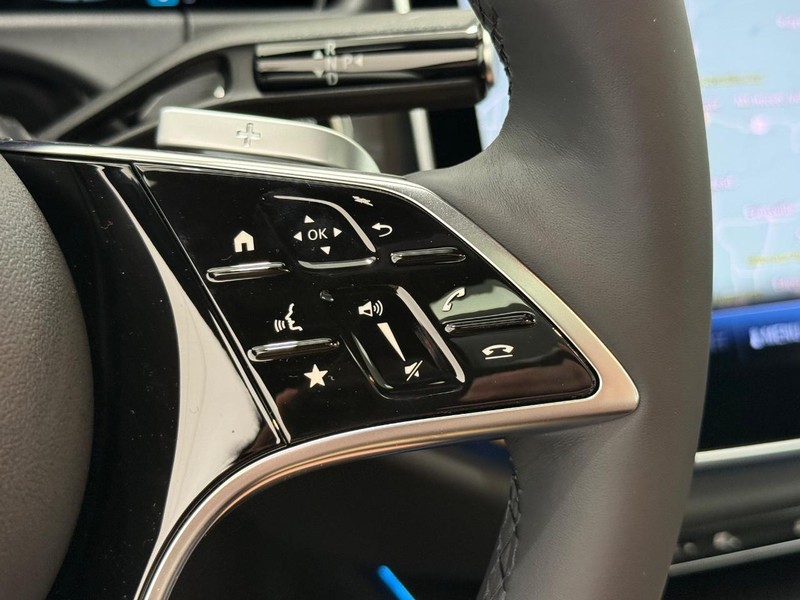 Mercedes-Benz E-Class Vehicle Image 12