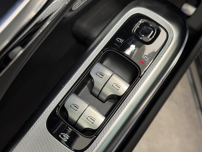 Mercedes-Benz E-Class Vehicle Image 15