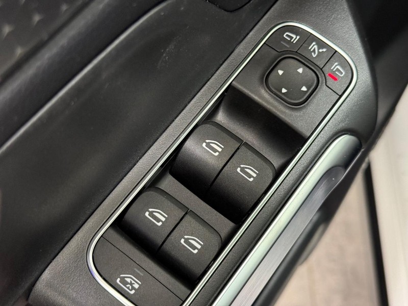 Mercedes-Benz GLB Vehicle Image 15