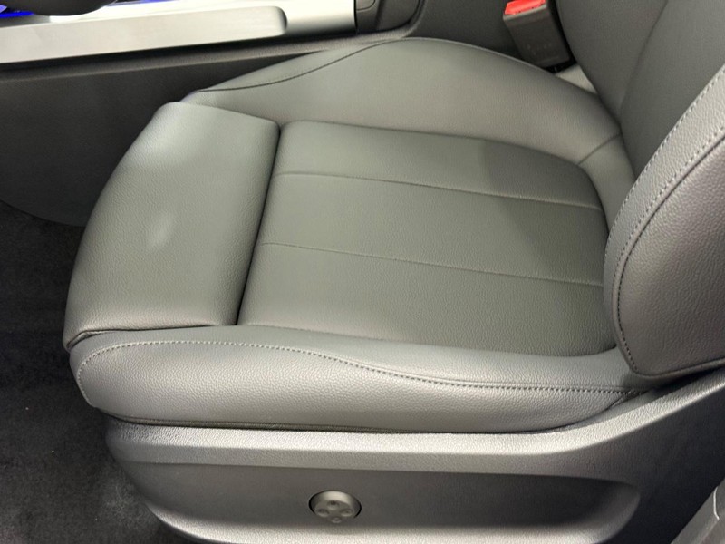 Mercedes-Benz GLB Vehicle Image 16