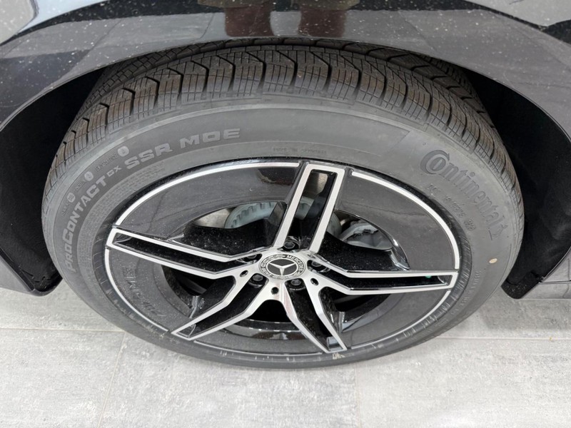 Mercedes-Benz E-Class Vehicle Image 3