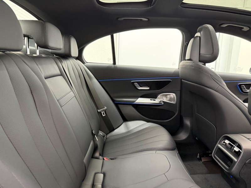 Mercedes-Benz E-Class Vehicle Image 5