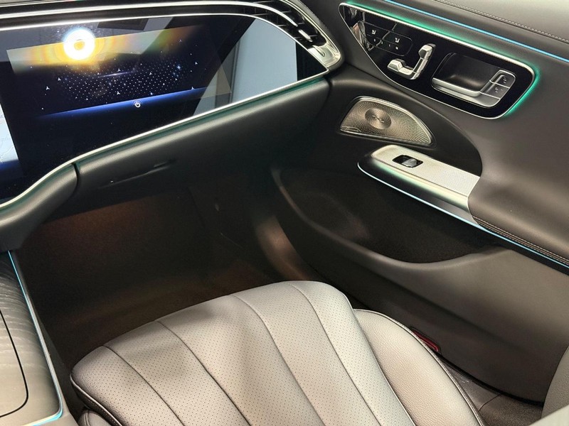 Mercedes-Benz E-Class Vehicle Image 9