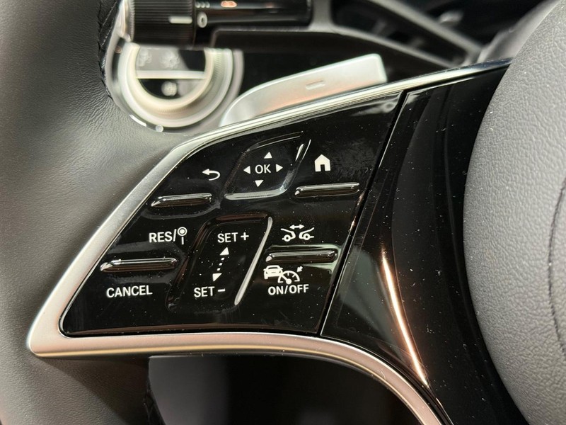 Mercedes-Benz E-Class Vehicle Image 11