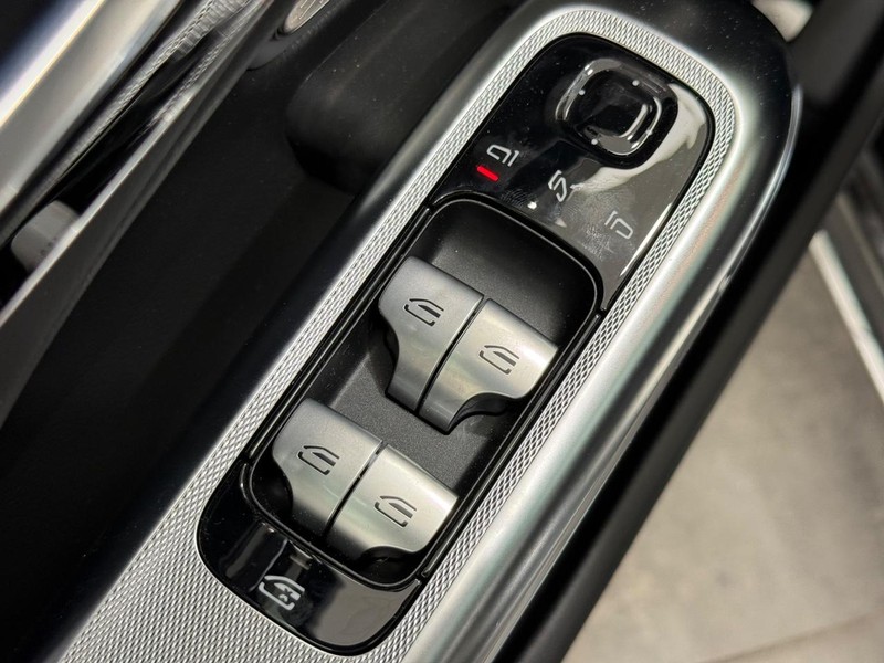 Mercedes-Benz E-Class Vehicle Image 15
