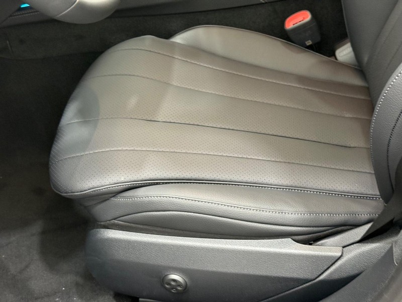 Mercedes-Benz E-Class Vehicle Image 16