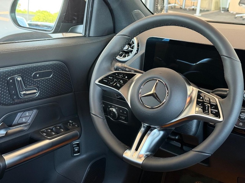 Mercedes-Benz GLA Vehicle Image 7