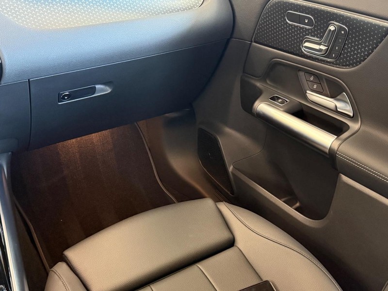 Mercedes-Benz GLA Vehicle Image 8