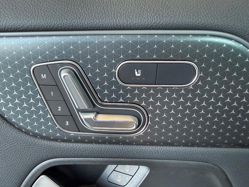 Mercedes-Benz GLA Vehicle Image 9