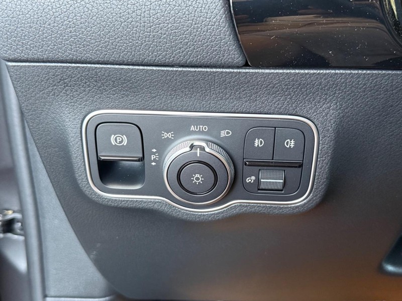 Mercedes-Benz GLA Vehicle Image 15