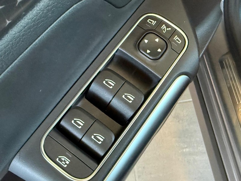 Mercedes-Benz GLA Vehicle Image 16