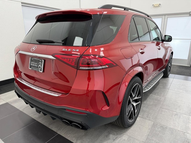 Mercedes-Benz GLE Vehicle Full-screen Gallery Image 02