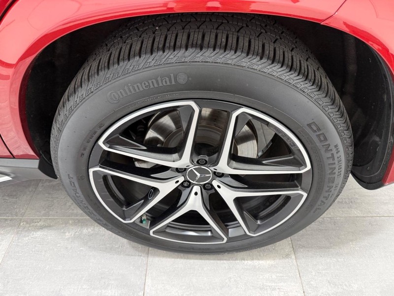 Mercedes-Benz GLE Vehicle Full-screen Gallery Image 05