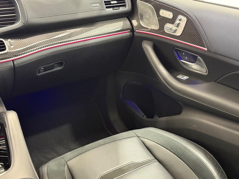 Mercedes-Benz GLE Vehicle Full-screen Gallery Image 12