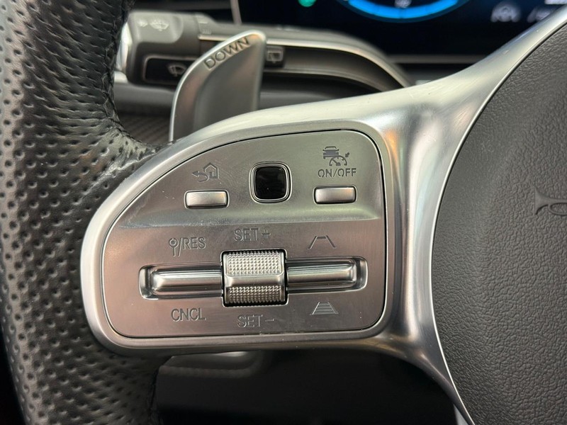 Mercedes-Benz GLE Vehicle Full-screen Gallery Image 14