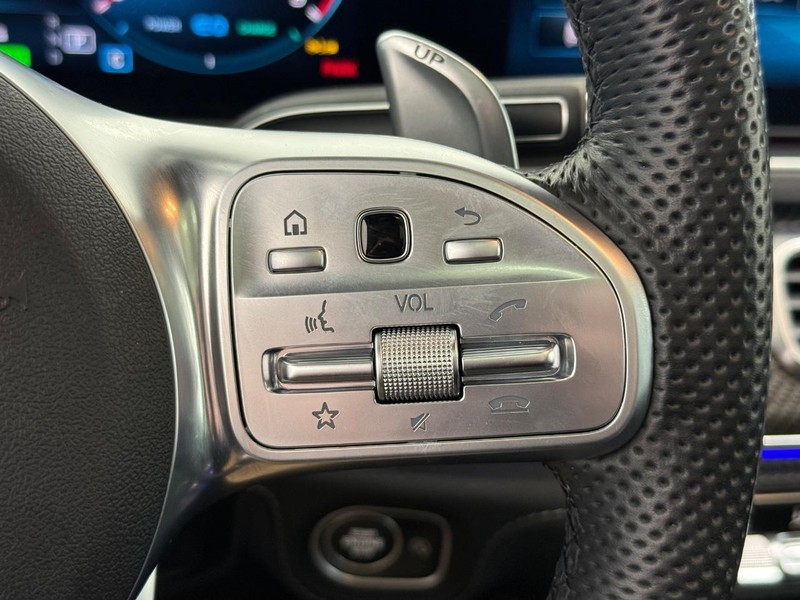 Mercedes-Benz GLE Vehicle Full-screen Gallery Image 15