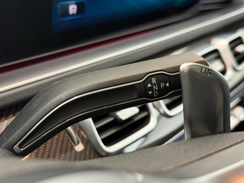 Mercedes-Benz GLE Vehicle Full-screen Gallery Image 16