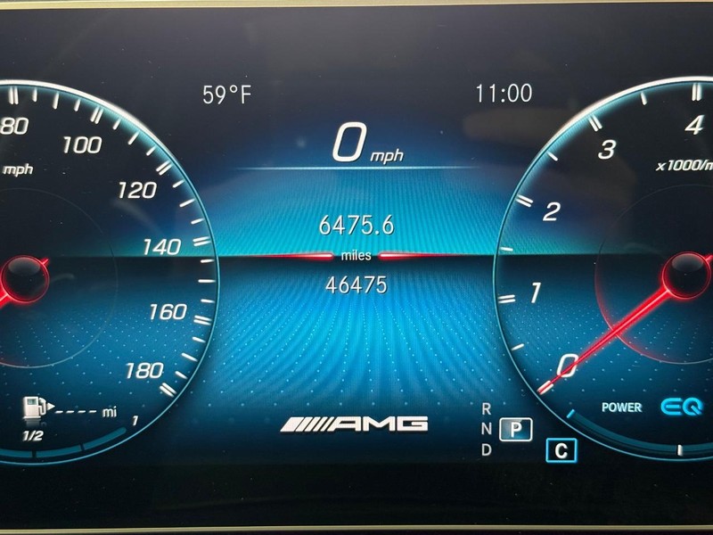 Mercedes-Benz GLE Vehicle Full-screen Gallery Image 17