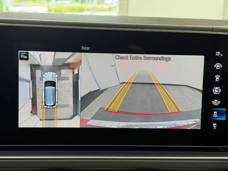 Mercedes-Benz GLE Vehicle Full-screen Gallery Image 18