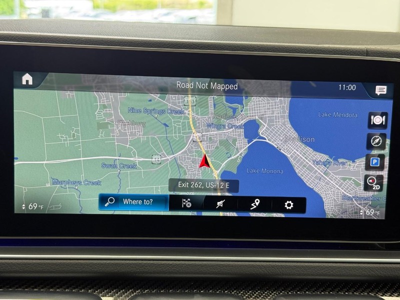 Mercedes-Benz GLE Vehicle Full-screen Gallery Image 19