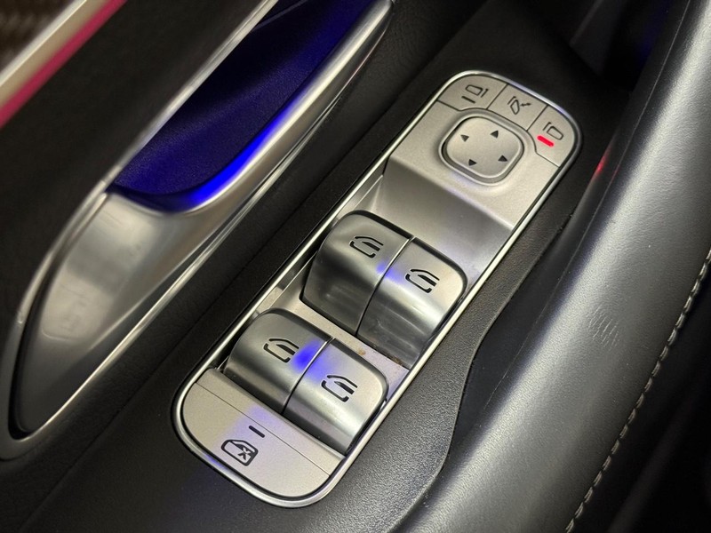 Mercedes-Benz GLE Vehicle Full-screen Gallery Image 20