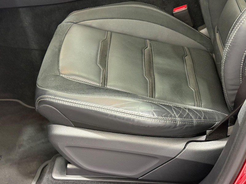 Mercedes-Benz GLE Vehicle Full-screen Gallery Image 21