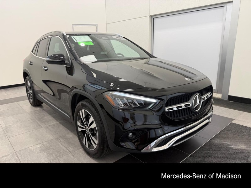 Mercedes-Benz GLA Vehicle Full-screen Gallery Image 01