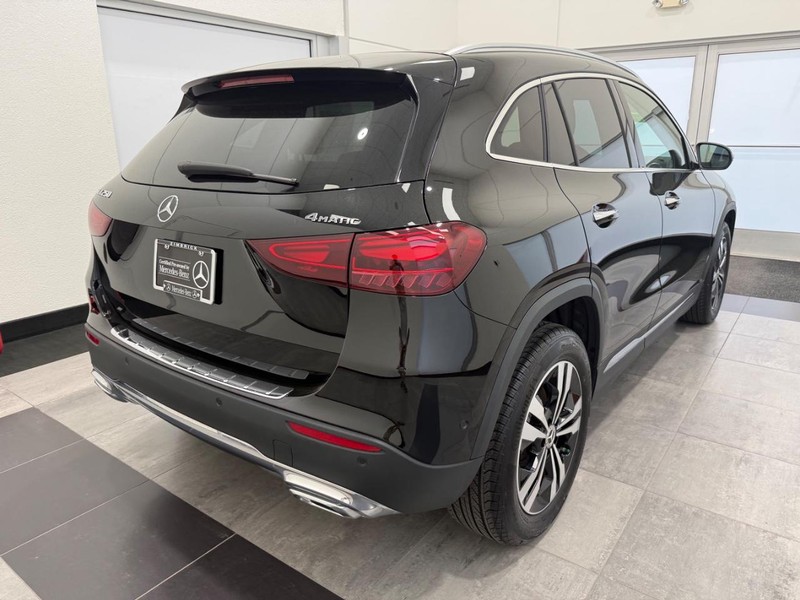 Mercedes-Benz GLA Vehicle Full-screen Gallery Image 02