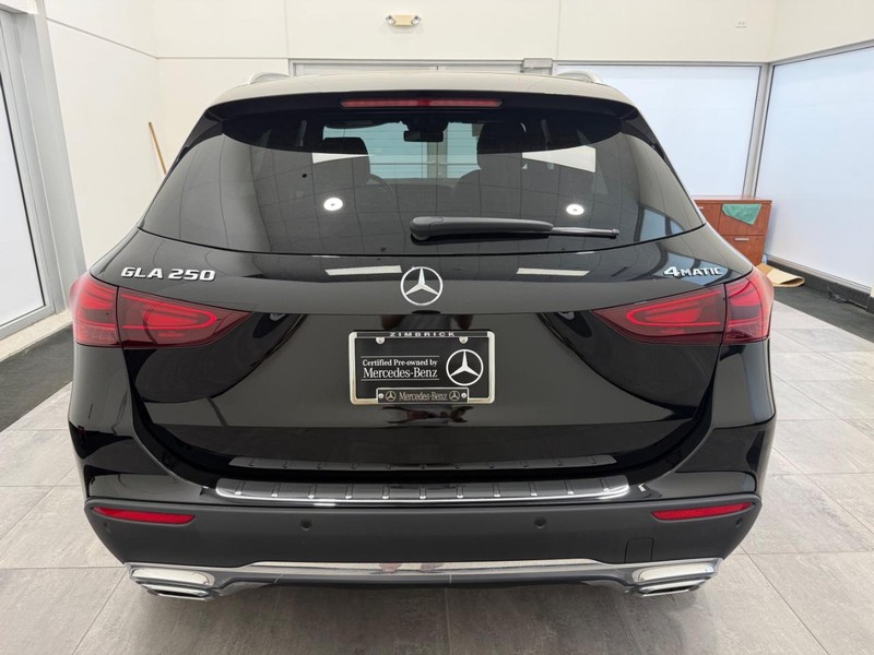 Mercedes-Benz GLA Vehicle Full-screen Gallery Image 03