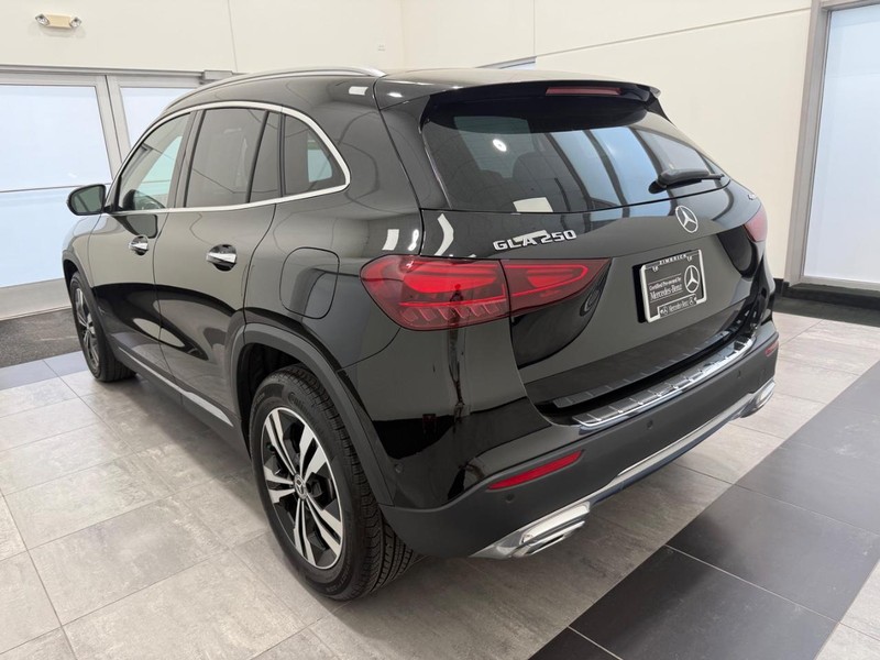 Mercedes-Benz GLA Vehicle Full-screen Gallery Image 04
