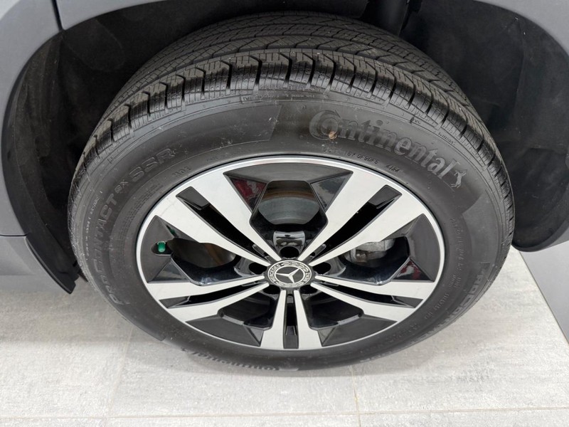 Mercedes-Benz GLA Vehicle Full-screen Gallery Image 05