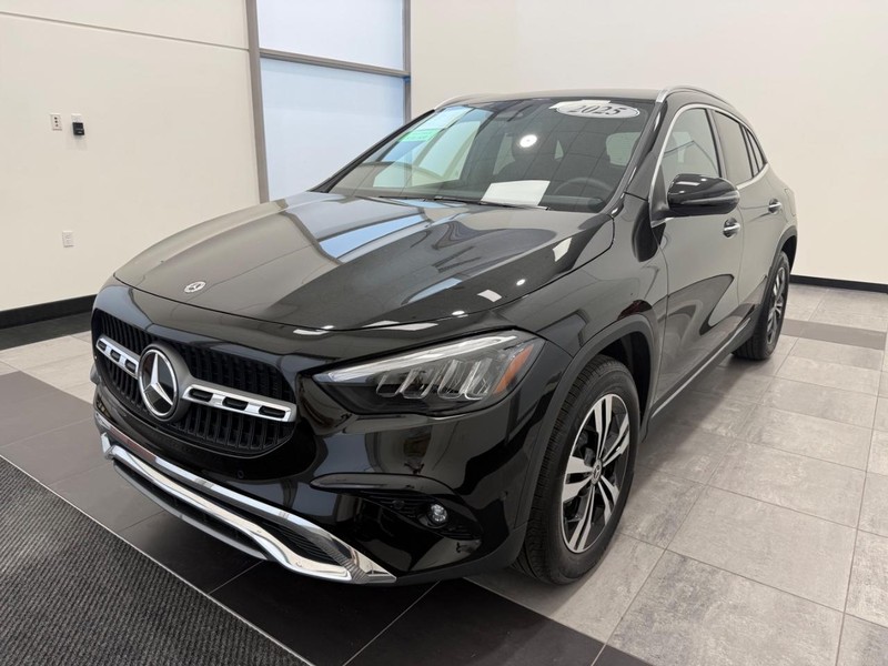 Mercedes-Benz GLA Vehicle Full-screen Gallery Image 06