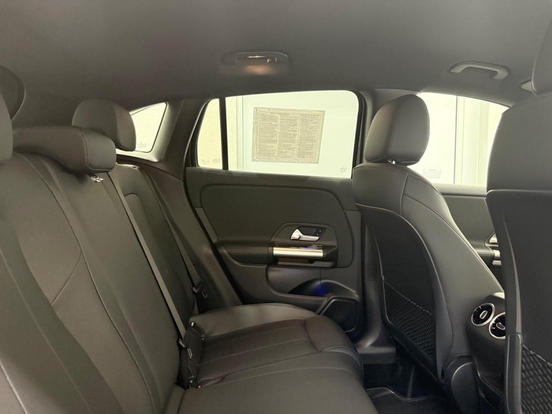 Mercedes-Benz GLA Vehicle Full-screen Gallery Image 08