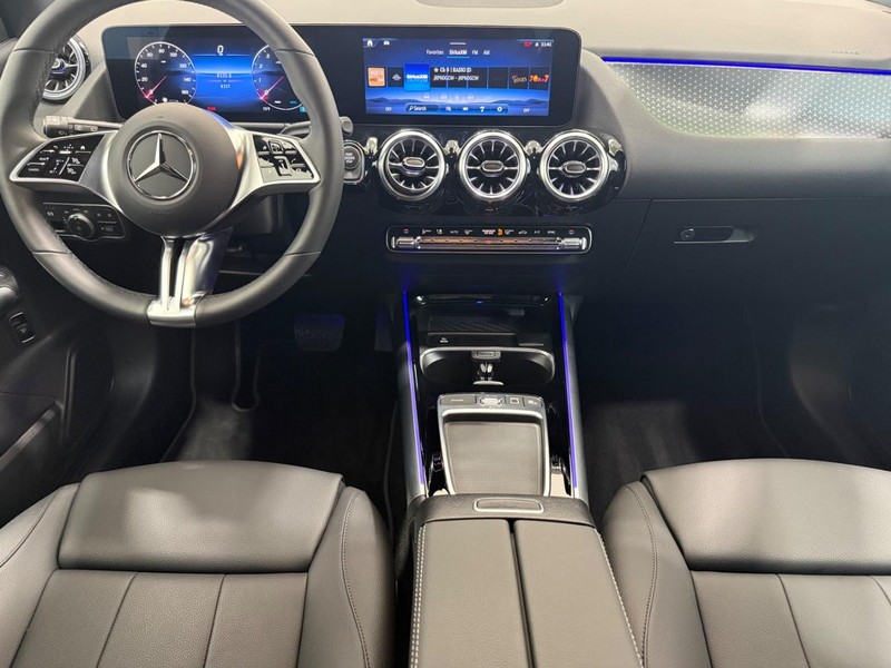 Mercedes-Benz GLA Vehicle Full-screen Gallery Image 09
