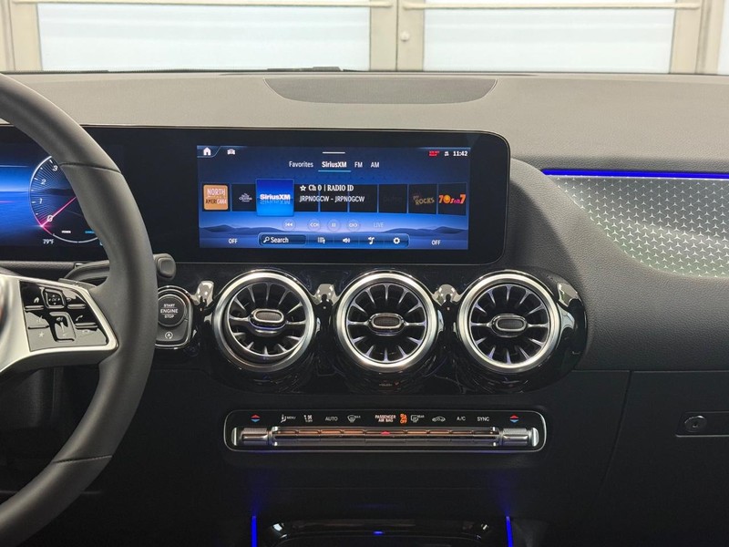 Mercedes-Benz GLA Vehicle Full-screen Gallery Image 10