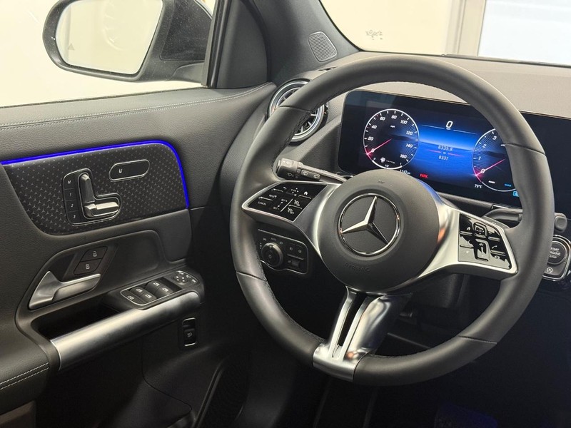 Mercedes-Benz GLA Vehicle Full-screen Gallery Image 11