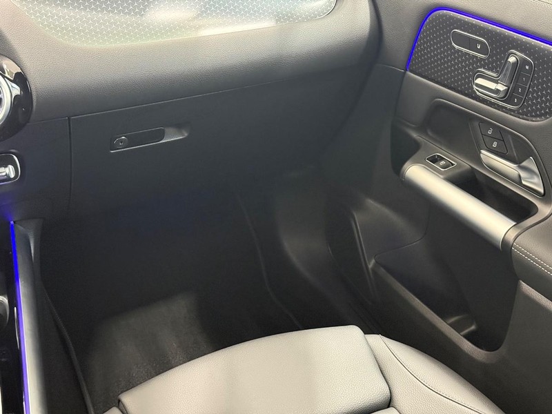 Mercedes-Benz GLA Vehicle Full-screen Gallery Image 12