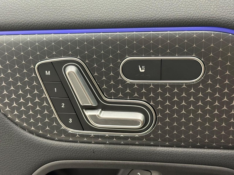 Mercedes-Benz GLA Vehicle Full-screen Gallery Image 13