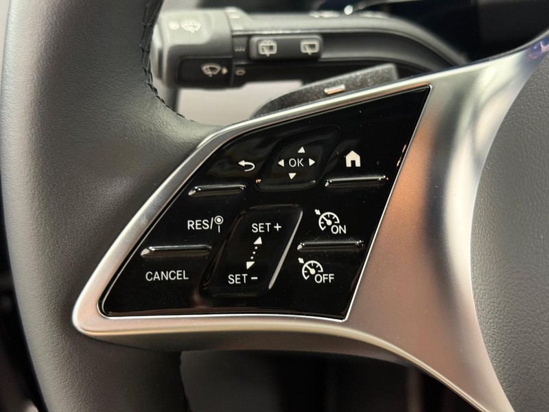 Mercedes-Benz GLA Vehicle Full-screen Gallery Image 14