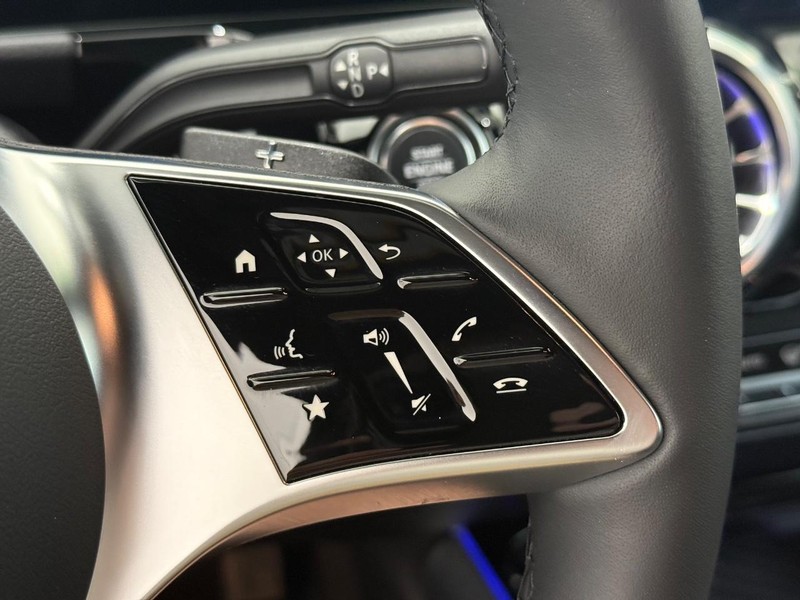 Mercedes-Benz GLA Vehicle Full-screen Gallery Image 15
