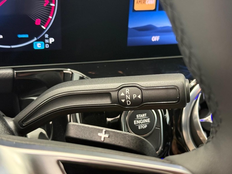 Mercedes-Benz GLA Vehicle Full-screen Gallery Image 16